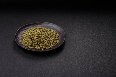 Bir kasede kabak çekirdeği kabuğu kabuğu soymak, vejetaryen ya da vejetaryen yemeği yapmak için bir malzeme. Lezzetli ve sağlıklı yemekler.