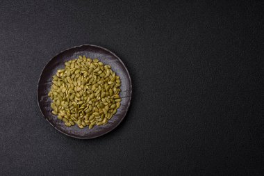 Bir kasede kabak çekirdeği kabuğu kabuğu soymak, vejetaryen ya da vejetaryen yemeği yapmak için bir malzeme. Lezzetli ve sağlıklı yemekler.