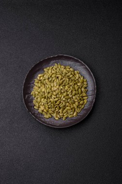 Bir kasede kabak çekirdeği kabuğu kabuğu soymak, vejetaryen ya da vejetaryen yemeği yapmak için bir malzeme. Lezzetli ve sağlıklı yemekler.