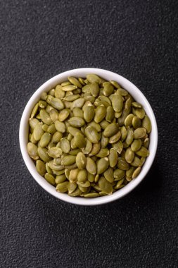 Bir kasede kabak çekirdeği kabuğu kabuğu soymak, vejetaryen ya da vejetaryen yemeği yapmak için bir malzeme. Lezzetli ve sağlıklı yemekler.