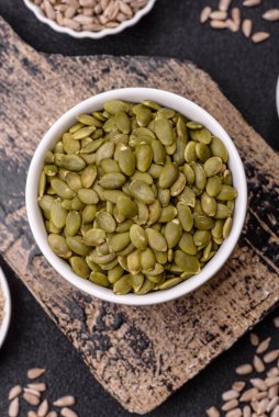 Bir kasede kabak çekirdeği kabuğu kabuğu soymak, vejetaryen ya da vejetaryen yemeği yapmak için bir malzeme. Lezzetli ve sağlıklı yemekler.