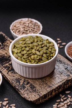 Bir kasede kabak çekirdeği kabuğu kabuğu soymak, vejetaryen ya da vejetaryen yemeği yapmak için bir malzeme. Lezzetli ve sağlıklı yemekler.