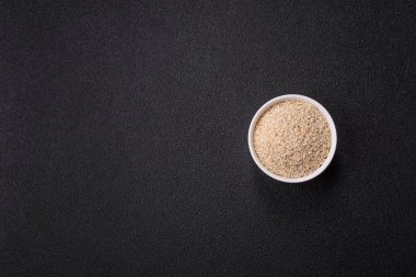 Bir kasede beyaz susam tohumu, vejetaryen ya da vejetaryen yemeği yapmak için bir malzeme. Lezzetli ve sağlıklı yemekler.