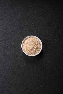 Bir kasede beyaz susam tohumu, vejetaryen ya da vejetaryen yemeği yapmak için bir malzeme. Lezzetli ve sağlıklı yemekler.