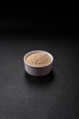 Bir kasede beyaz susam tohumu, vejetaryen ya da vejetaryen yemeği yapmak için bir malzeme. Lezzetli ve sağlıklı yemekler.