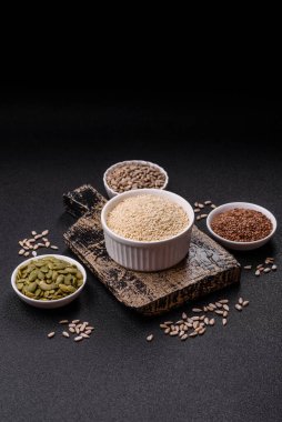 Bir kasede beyaz susam tohumu, vejetaryen ya da vejetaryen yemeği yapmak için bir malzeme. Lezzetli ve sağlıklı yemekler.