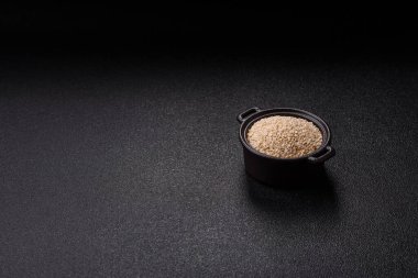 Bir kasede beyaz susam tohumu, vejetaryen ya da vejetaryen yemeği yapmak için bir malzeme. Lezzetli ve sağlıklı yemekler.