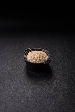 Bir kasede beyaz susam tohumu, vejetaryen ya da vejetaryen yemeği yapmak için bir malzeme. Lezzetli ve sağlıklı yemekler.