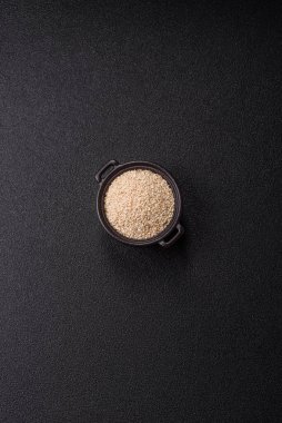 Bir kasede beyaz susam tohumu, vejetaryen ya da vejetaryen yemeği yapmak için bir malzeme. Lezzetli ve sağlıklı yemekler.