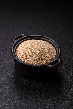 Bir kasede beyaz susam tohumu, vejetaryen ya da vejetaryen yemeği yapmak için bir malzeme. Lezzetli ve sağlıklı yemekler.