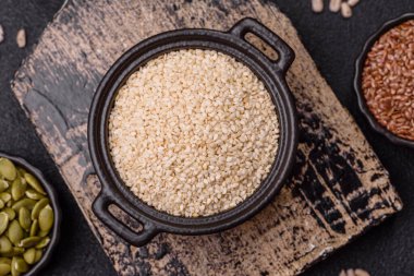 Bir kasede beyaz susam tohumu, vejetaryen ya da vejetaryen yemeği yapmak için bir malzeme. Lezzetli ve sağlıklı yemekler.