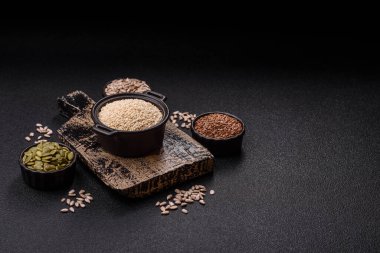 Bir kasede beyaz susam tohumu, vejetaryen ya da vejetaryen yemeği yapmak için bir malzeme. Lezzetli ve sağlıklı yemekler.