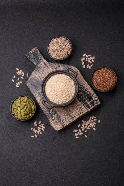 Bir kasede beyaz susam tohumu, vejetaryen ya da vejetaryen yemeği yapmak için bir malzeme. Lezzetli ve sağlıklı yemekler.