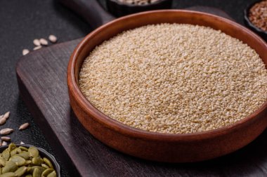 Bir kasede beyaz susam tohumu, vejetaryen ya da vejetaryen yemeği yapmak için bir malzeme. Lezzetli ve sağlıklı yemekler.