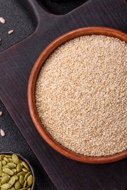 Bir kasede beyaz susam tohumu, vejetaryen ya da vejetaryen yemeği yapmak için bir malzeme. Lezzetli ve sağlıklı yemekler.