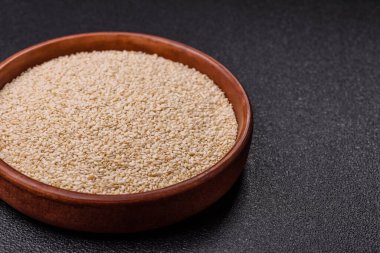 Bir kasede beyaz susam tohumu, vejetaryen ya da vejetaryen yemeği yapmak için bir malzeme. Lezzetli ve sağlıklı yemekler.