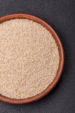 Bir kasede beyaz susam tohumu, vejetaryen ya da vejetaryen yemeği yapmak için bir malzeme. Lezzetli ve sağlıklı yemekler.