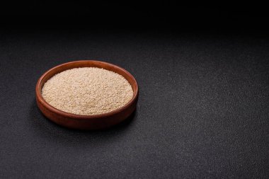 Bir kasede beyaz susam tohumu, vejetaryen ya da vejetaryen yemeği yapmak için bir malzeme. Lezzetli ve sağlıklı yemekler.