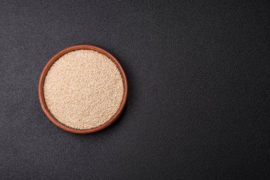 Bir kasede beyaz susam tohumu, vejetaryen ya da vejetaryen yemeği yapmak için bir malzeme. Lezzetli ve sağlıklı yemekler.