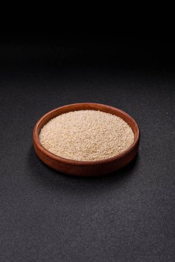 Bir kasede beyaz susam tohumu, vejetaryen ya da vejetaryen yemeği yapmak için bir malzeme. Lezzetli ve sağlıklı yemekler.