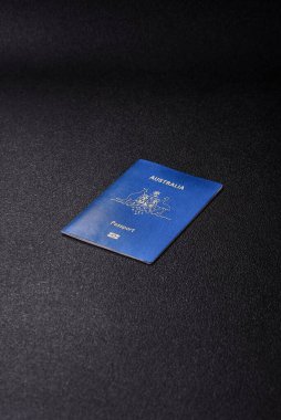Koyu arkaplanda bir Avustralya vatandaşının uluslararası biyometrik pasaportu