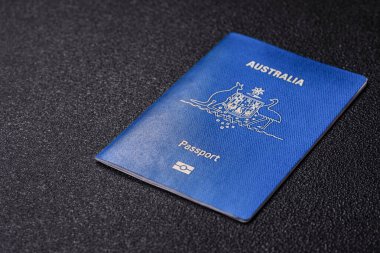 Koyu arkaplanda bir Avustralya vatandaşının uluslararası biyometrik pasaportu