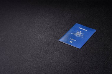 Koyu arkaplanda bir Avustralya vatandaşının uluslararası biyometrik pasaportu