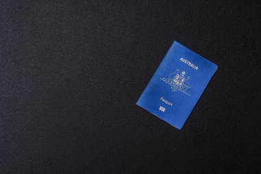 Koyu arkaplanda bir Avustralya vatandaşının uluslararası biyometrik pasaportu