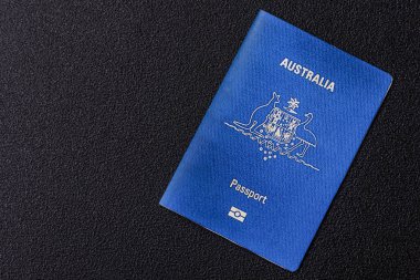 Koyu arkaplanda bir Avustralya vatandaşının uluslararası biyometrik pasaportu