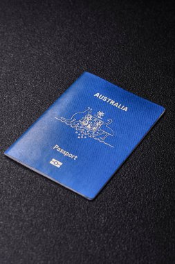 Koyu arkaplanda bir Avustralya vatandaşının uluslararası biyometrik pasaportu