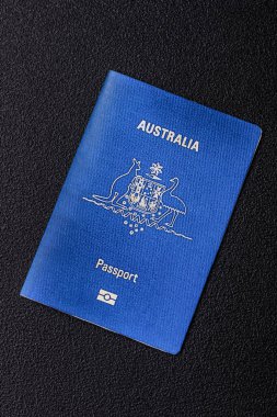 Koyu arkaplanda bir Avustralya vatandaşının uluslararası biyometrik pasaportu