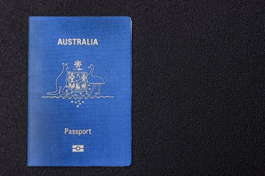 Koyu arkaplanda bir Avustralya vatandaşının uluslararası biyometrik pasaportu
