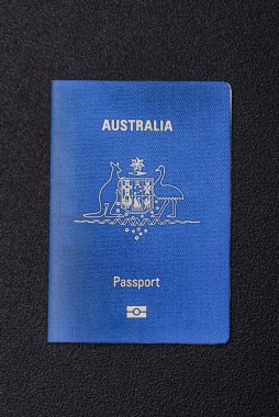 Koyu arkaplanda bir Avustralya vatandaşının uluslararası biyometrik pasaportu