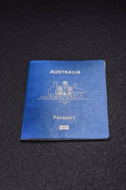 Koyu arkaplanda bir Avustralya vatandaşının uluslararası biyometrik pasaportu
