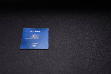 Koyu arkaplanda bir Avustralya vatandaşının uluslararası biyometrik pasaportu
