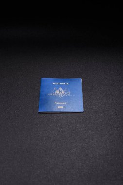 Koyu arkaplanda bir Avustralya vatandaşının uluslararası biyometrik pasaportu