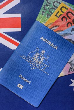 Koyu arkaplanda bir Avustralya vatandaşının uluslararası biyometrik pasaportu