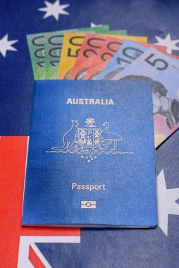 Koyu arkaplanda bir Avustralya vatandaşının uluslararası biyometrik pasaportu