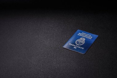Karanlık arka planda Arjantin vatandaşının uluslararası biyometrik pasaportu