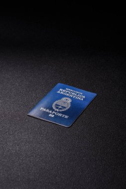 Karanlık arka planda Arjantin vatandaşının uluslararası biyometrik pasaportu