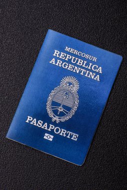 Karanlık arka planda Arjantin vatandaşının uluslararası biyometrik pasaportu