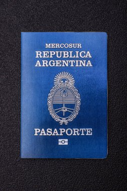 Karanlık arka planda Arjantin vatandaşının uluslararası biyometrik pasaportu