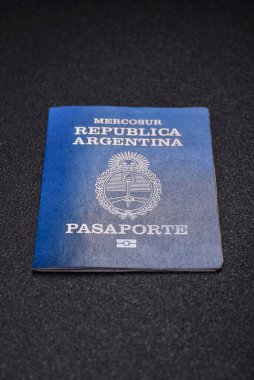 Karanlık arka planda Arjantin vatandaşının uluslararası biyometrik pasaportu