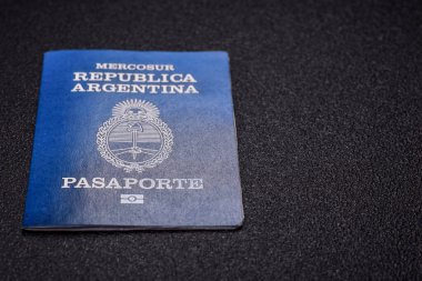 Karanlık arka planda Arjantin vatandaşının uluslararası biyometrik pasaportu