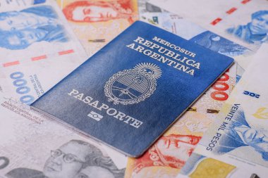 Karanlık arka planda Arjantin vatandaşının uluslararası biyometrik pasaportu