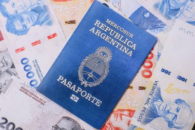 Karanlık arka planda Arjantin vatandaşının uluslararası biyometrik pasaportu