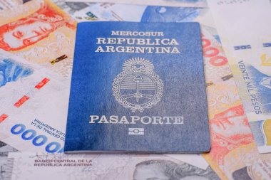 Karanlık arka planda Arjantin vatandaşının uluslararası biyometrik pasaportu