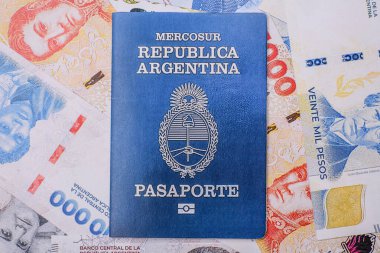 Karanlık arka planda Arjantin vatandaşının uluslararası biyometrik pasaportu