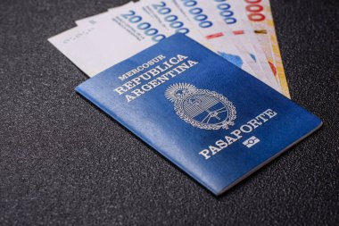 Karanlık arka planda Arjantin vatandaşının uluslararası biyometrik pasaportu