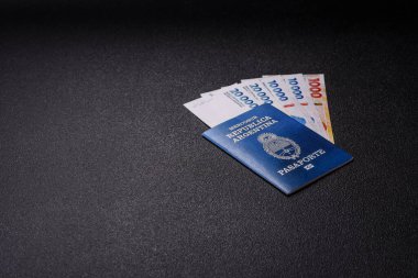 Karanlık arka planda Arjantin vatandaşının uluslararası biyometrik pasaportu